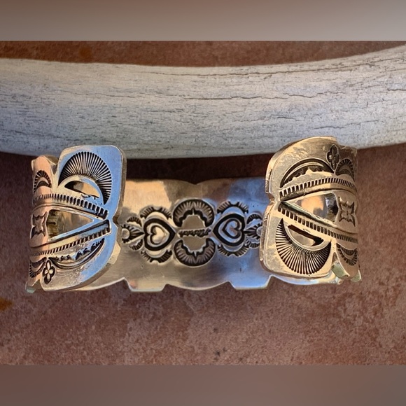 Aldrich Art * stunning Red Coral & Sugilite Inlay Trio Heart Cuff Bracelet - Picture 12 of 13